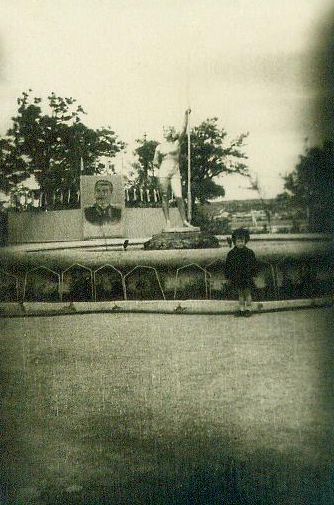 Водная станция флота. Девушка с веслом.