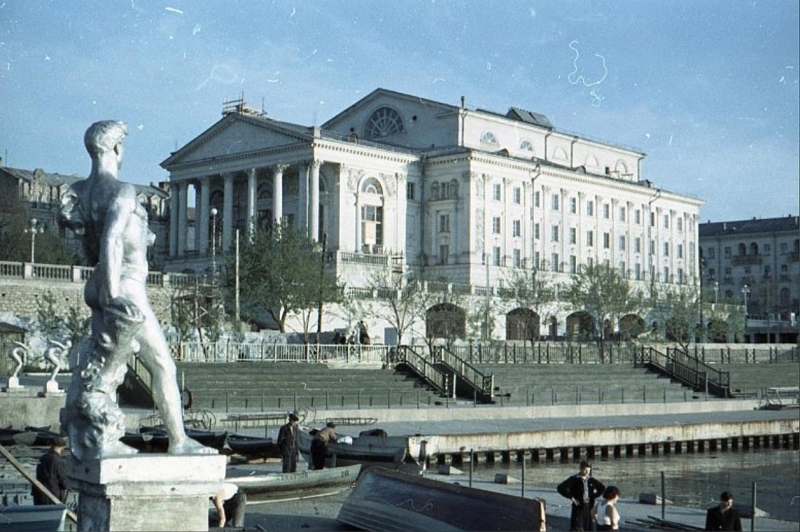 Водная станция и театр Луночарского. Обратите внимание на скульптуры!