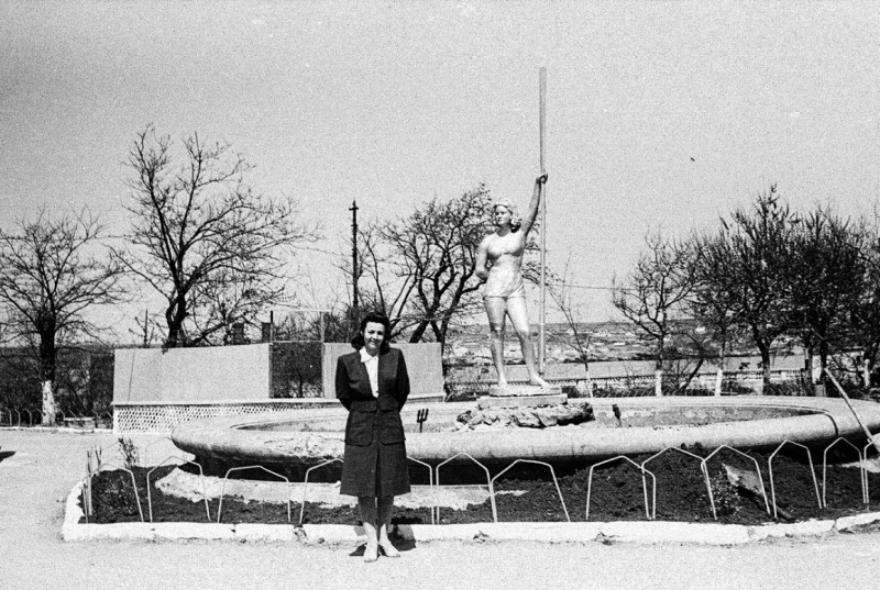 Водная станция. Девушка с веслом.