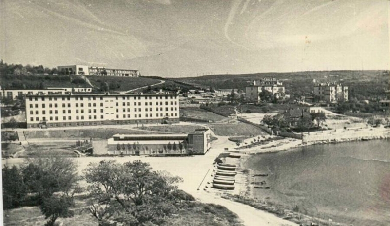 Военно-Морское училище в бухте Голландия.