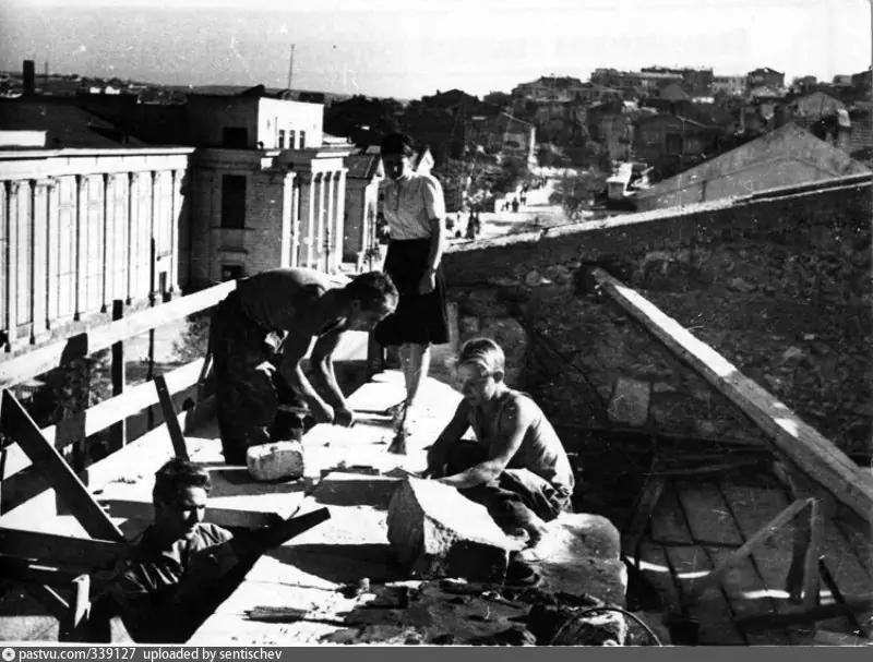 Восстановление Севастополя. слева виден ДОФ