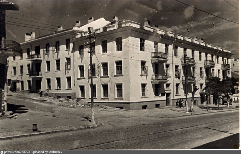 Восстановленный жилой дом на улице Ленина. Напротив - Дом офицеров флота