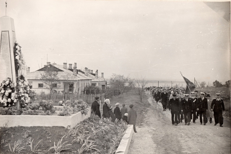 Возложение венков к памятнику погибшим в авиамастерских. Прхождение колонны по месту будующего проспекта Октябрьской революции. Начало 1960-х годов