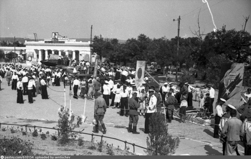 Выставка техники на площади Нахимова