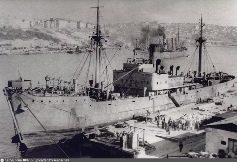 Южная бухта. Болгарский пароход и немецкое судно. 1943 год