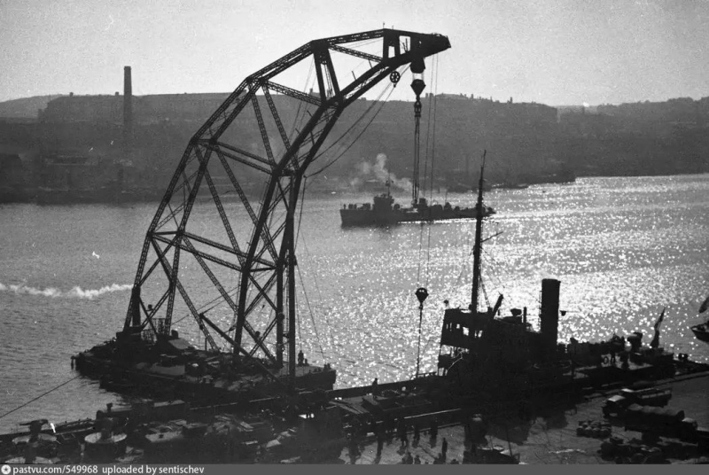 Южная бухта. Работа плавкрана. 1944 г.
