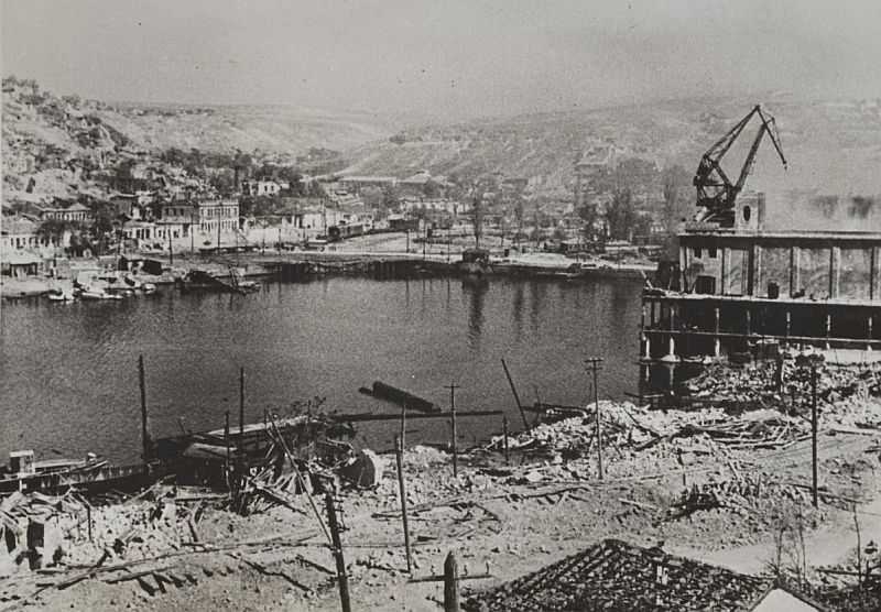 Южная бухта. Район Пересыпи и жд вокзала. Справа холодильник. Зима 1942 года.