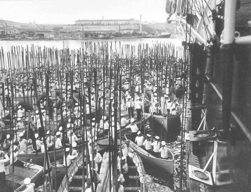 Южная бухта. Шлюпки у борта императорской яхты Штандарт. 1902 г.