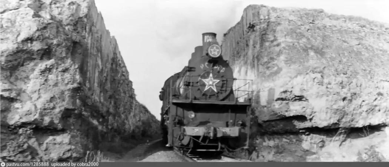 Железная дорога в районе Мекензиевых гор.