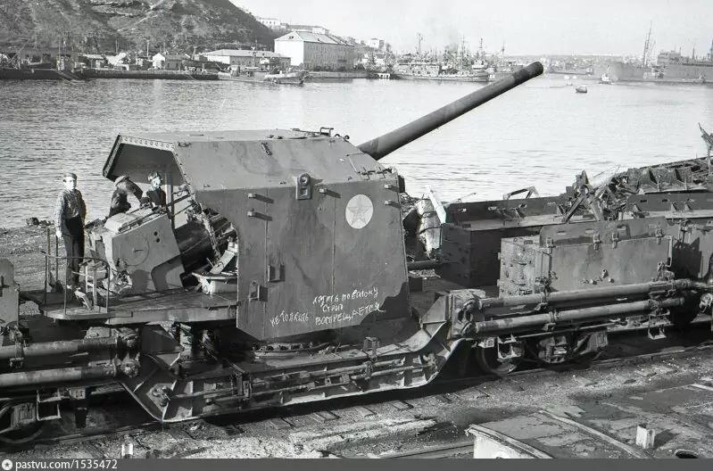 Железнодорожные артеллирийские транспортеры на берегу Южной бухты. 1960 г.