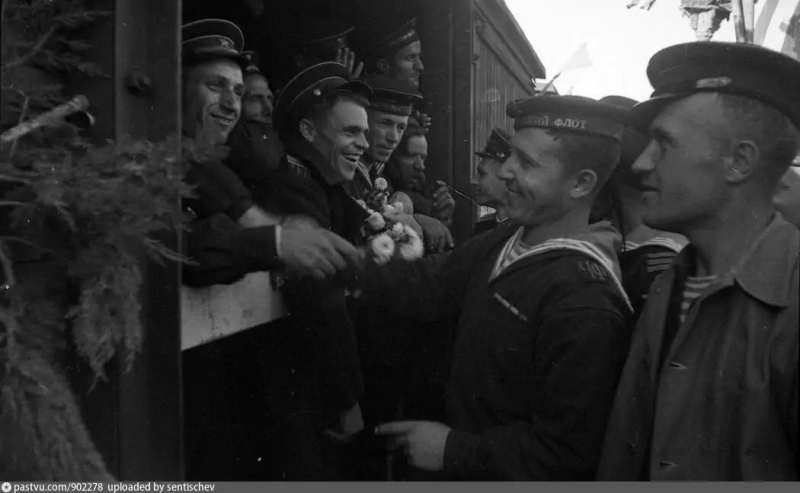 Железнодорожный вокзал. Отправка первых демобилизованных. 1945 г.