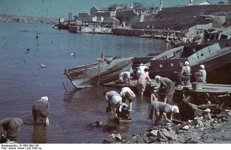Женщины Севастополя стирают белье в Артеллерийской бухте