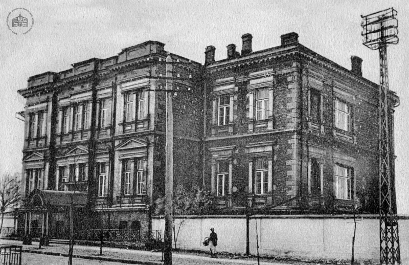 Женская казеная гимназия. 1910-е годы. После революции и войны там был СЮТУР, а сейчас суд.
