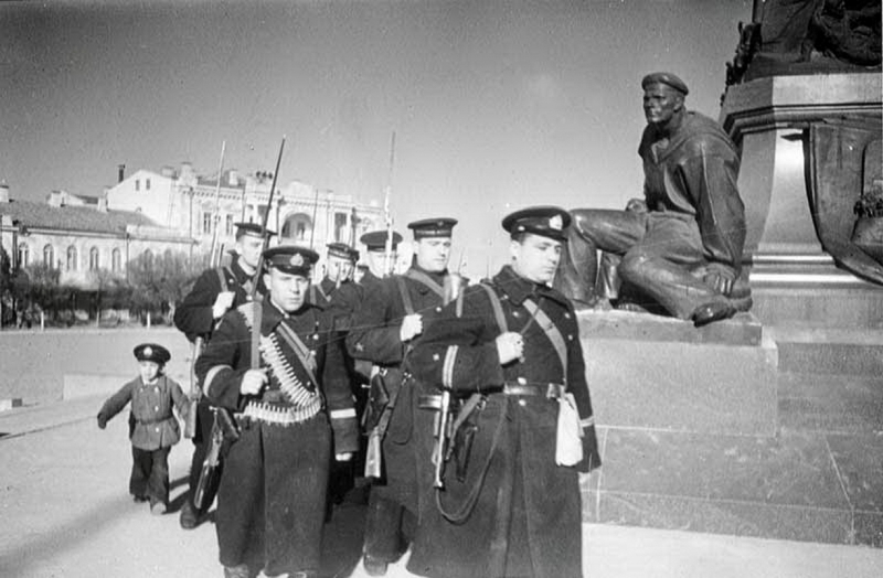 Îòðÿä ìîðÿêîâ íà óëèöå ã. Ñåâàñòîïîëÿ. Ñåâàñòîïîëü, àïðåëü 1942