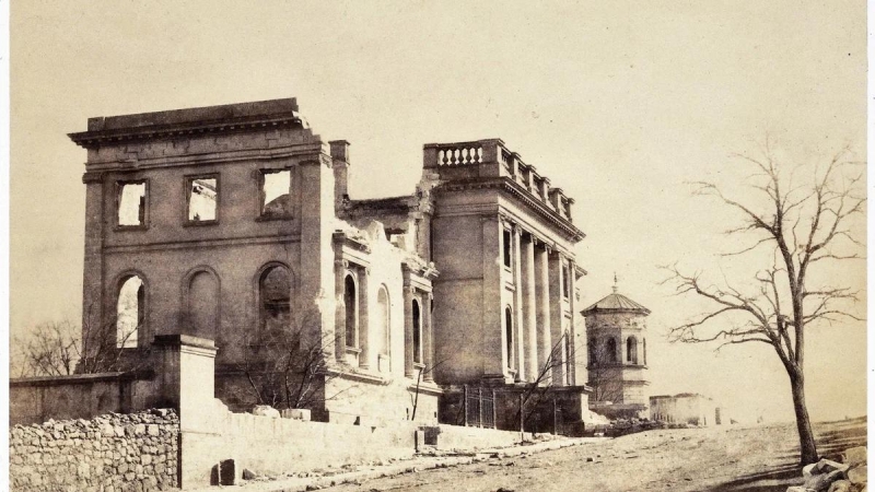 Здание Морской библиотеки. На дальнем плане Башня ветров