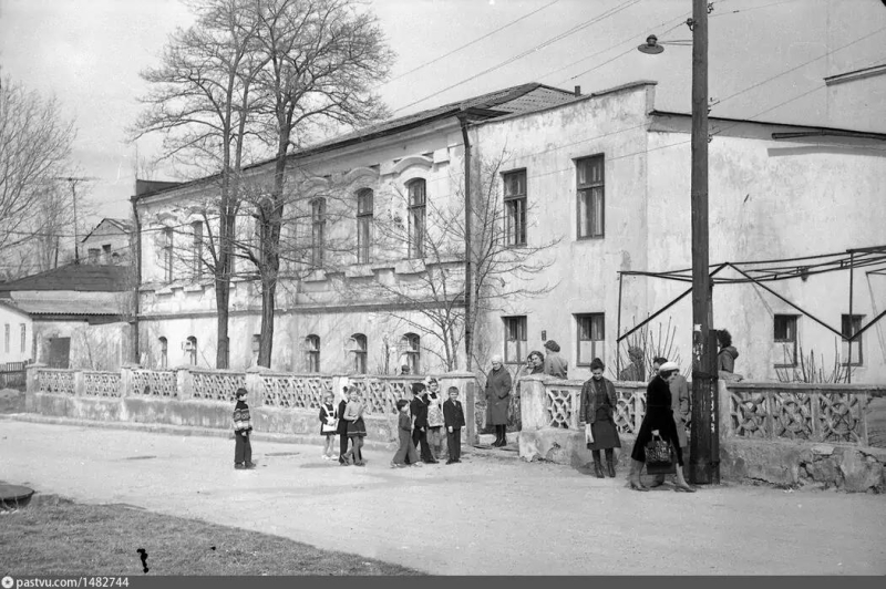 Здание музыкальной школы. (до революции - земская школа). 60-е годы.