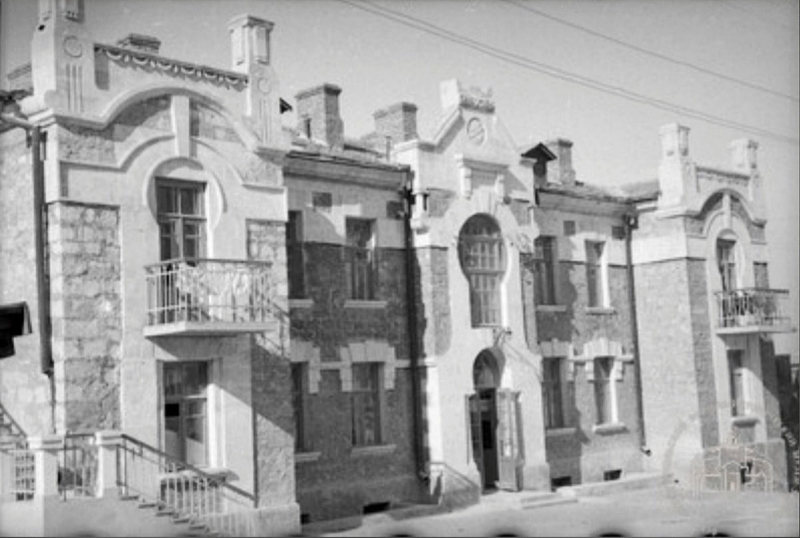 Здание во дворе улицы Большой Морской, за Источником. Обратите внимание на форму входа. Замочная скважина!