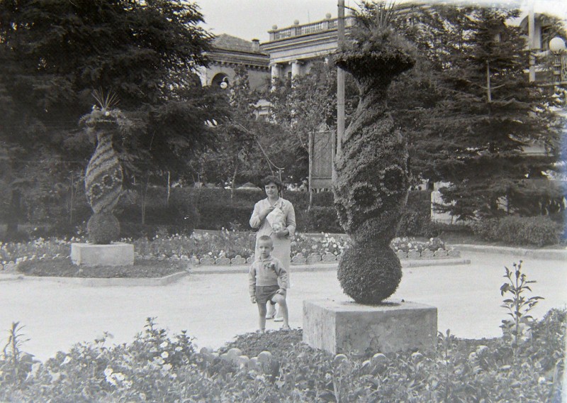 Зеленые скульптуры на Приморском...