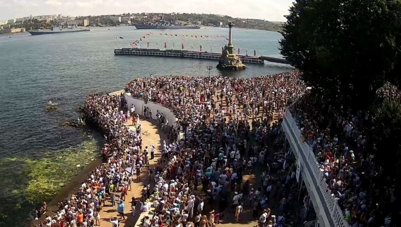 Зрители на празднике Дня Флота .....