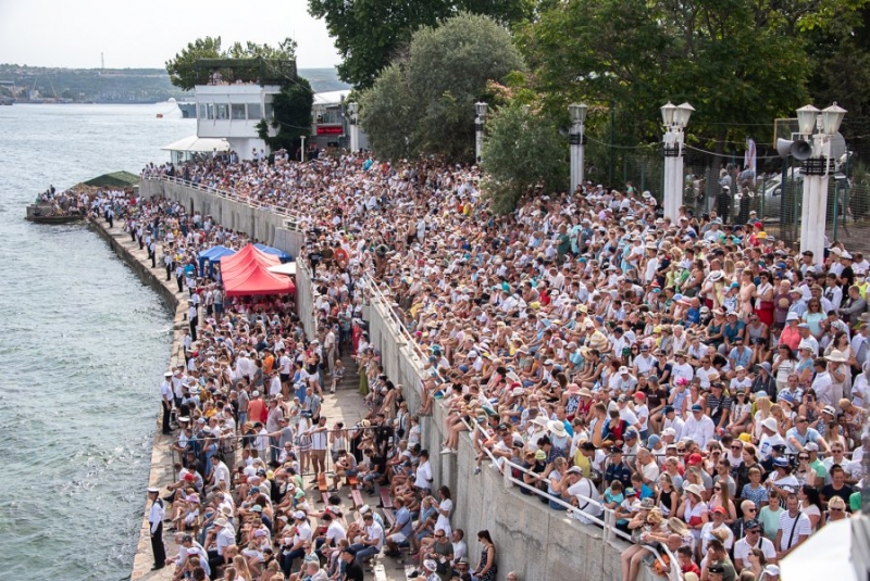 Зрители на празднике Дня Флота.