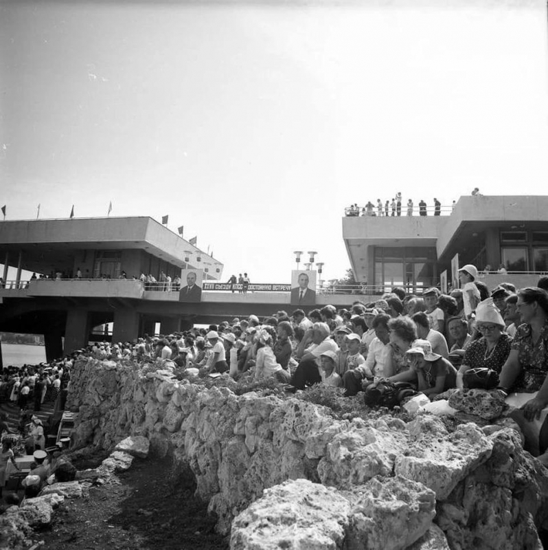 Зрители у гостевой трибуны в День флота