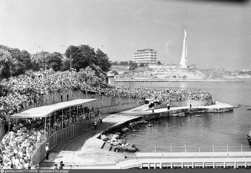 Зрители во время проведения праздника, посвященного Дню Флота