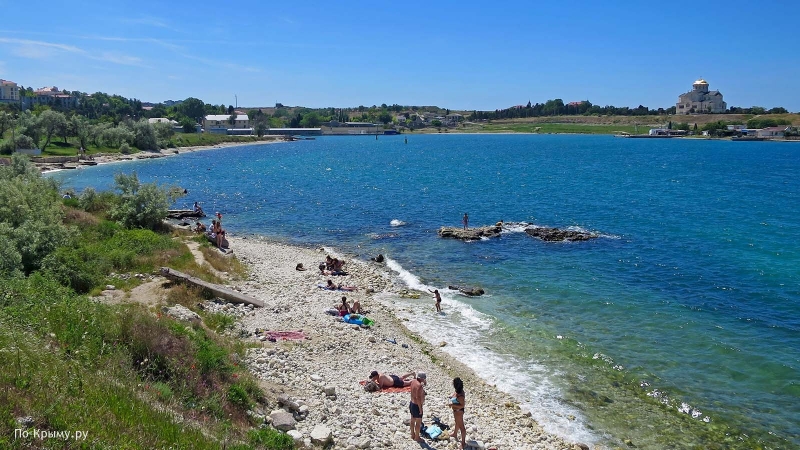 plyazh-s-vidom-na-vladimirskij-sobor