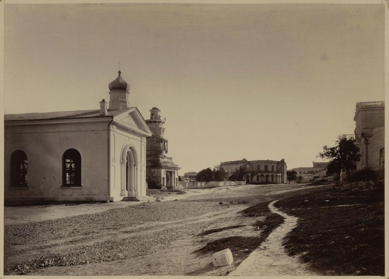 улица Екатерининская. Гарнизонная церковь святого Михаила, Минная башня и гостиница Ветцеля, где квартировался П. С. Нахимов.